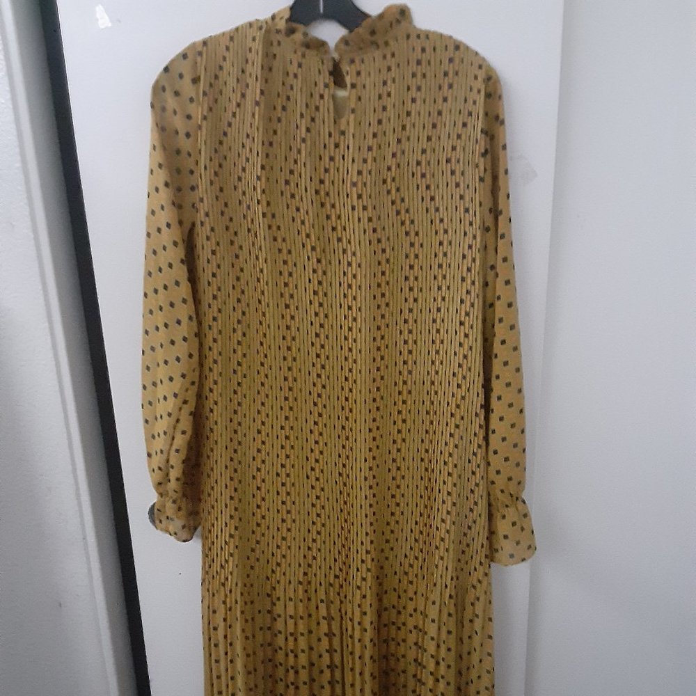 I am selling a yellow maxi dress,  Love + Harmony brand,  Small.